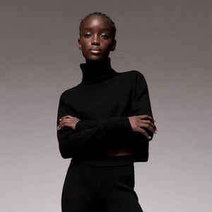 ✨ ZARA black crop turtleneck sweater